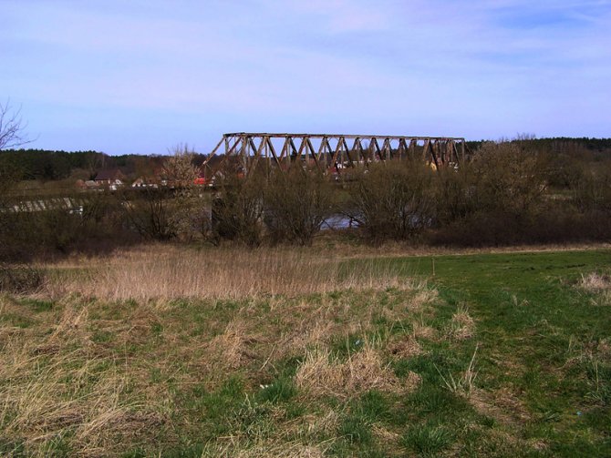 Nieczynny most kolejowy nad Wartą